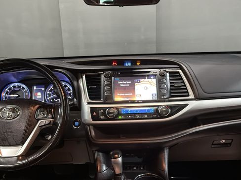 Used 2019 Toyota Highlander XLE AWD/4WD image 29