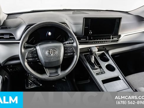 Used 2026 Toyota Sienna LE FWD image 25