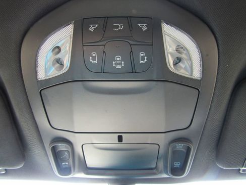 Used 2025 Chrysler Pacifica Limited FWD image 39