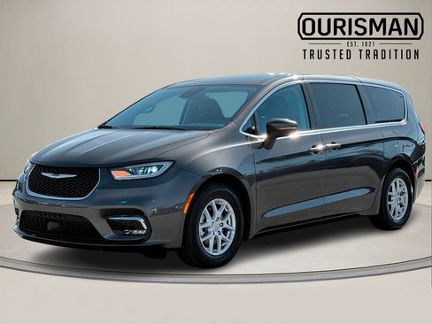 Used 2023 Chrysler Pacifica Touring-L image 2