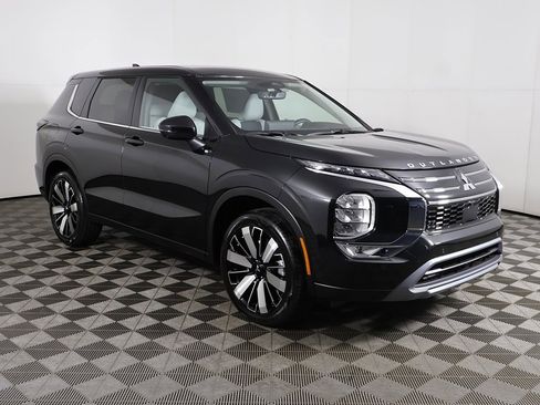 New 2025 Mitsubishi Outlander SE image 2