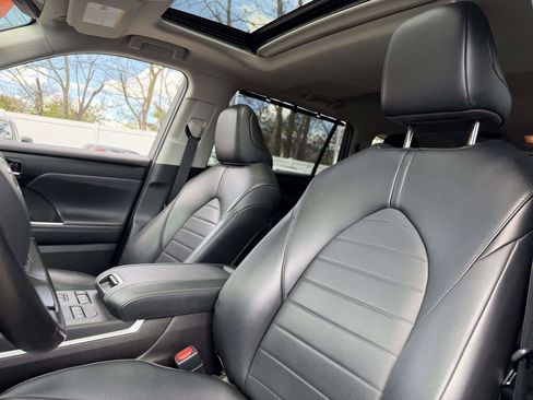 Used 2022 Toyota Highlander XLE AWD/4WD image 18
