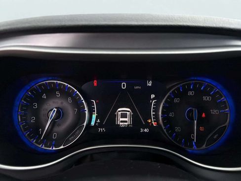 Used 2022 Chrysler Pacifica Touring-L w/ Uconnect Theater Family Group AWD/4WD image 11