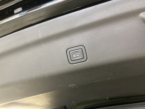 Used 2024 GMC Yukon XL SLT w/ SLT Luxury Package image 19