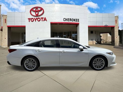Used 2020 Toyota Avalon Limited image 4
