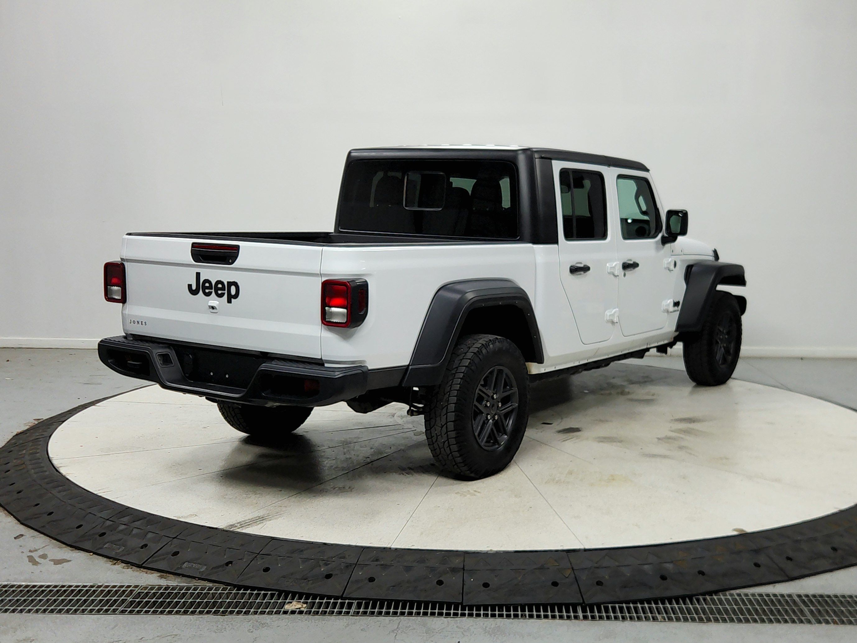 Used 2025 Jeep Gladiator Sport AWD/4WD image 8