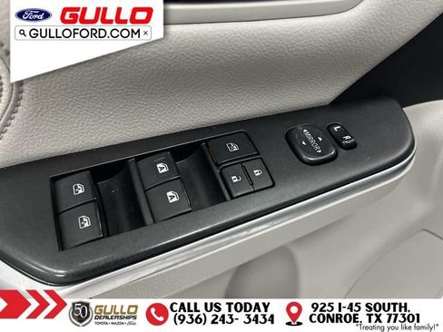 Used 2017 Toyota Camry XLE w/ Moonroof Package FWD image 21