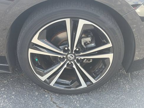 Used 2022 Nissan Sentra SR w/ Lighting Package FWD image 11