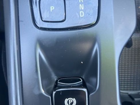 Used 2025 Volvo XC40 B5 Core w/ Climate Package image 17