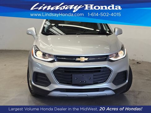 Used 2020 Chevrolet Trax LT w/ LT Convenience Package FWD image 2