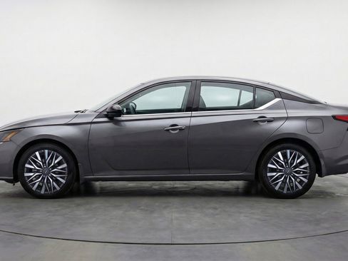 Used 2025 Nissan Altima 2.5 SV FWD image 5