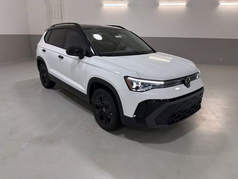 New 2026 Volkswagen Taos SE FWD image 4
