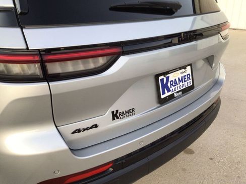 Used 2024 Jeep Grand Cherokee Altitude image 33