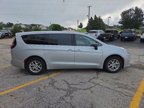 Used 2024 Chrysler Pacifica Touring-L FWD image 4