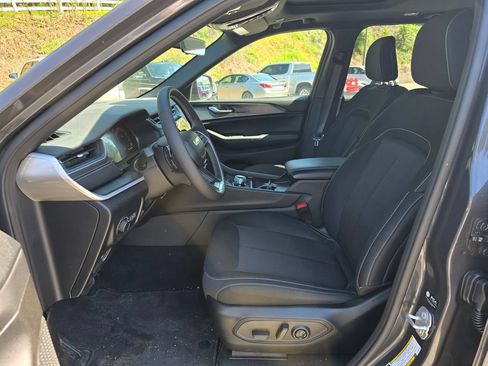 Used 2025 Jeep Grand Cherokee Laredo X AWD/4WD image 4