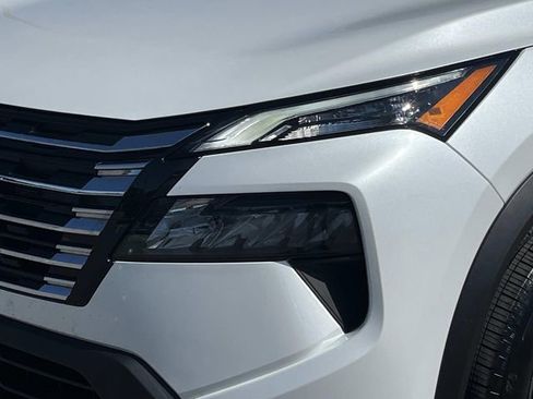Used 2025 Nissan Rogue S FWD image 9