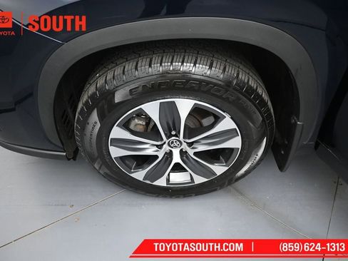 Used 2024 Toyota Highlander XLE AWD/4WD image 40