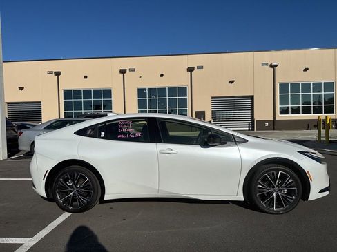 Used 2025 Toyota Prius XLE image 2