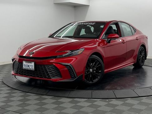 Used 2026 Toyota Camry SE FWD image 3