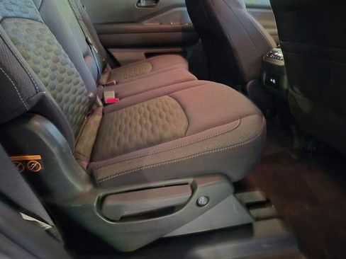 Used 2025 Nissan Pathfinder SV FWD image 19