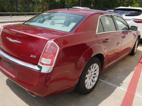 Used 2014 Chrysler 300 w/ Driver Convenience Group RWD image 4