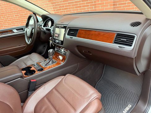 Used 2013 Volkswagen Touareg VR6 image 21