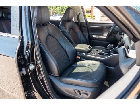 Used 2023 Toyota Highlander XLE AWD/4WD image 16