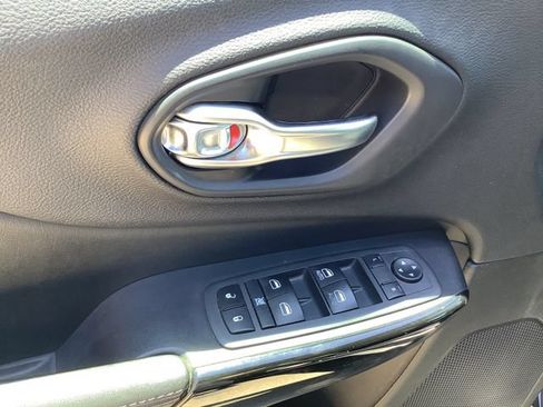 Used 2020 Jeep Cherokee Latitude Plus AWD/4WD image 10