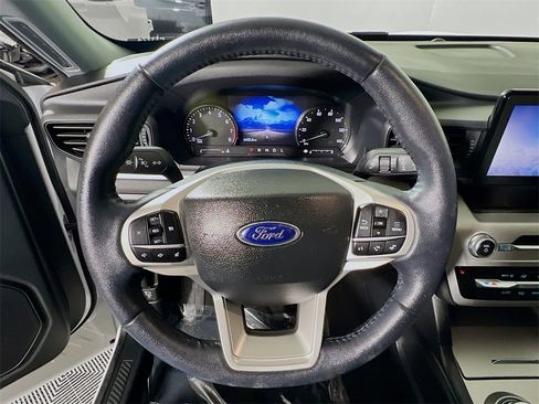 Used 2022 Ford Explorer XLT image 11