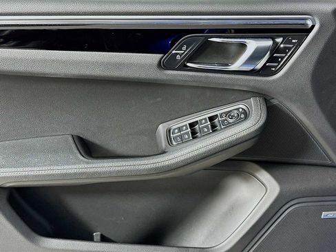 Certified 2020 Porsche Macan image 11