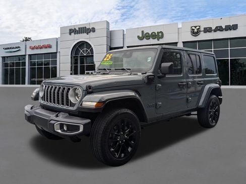 Used 2025 Jeep Wrangler Unlimited Sahara w/ Safety Group image 7