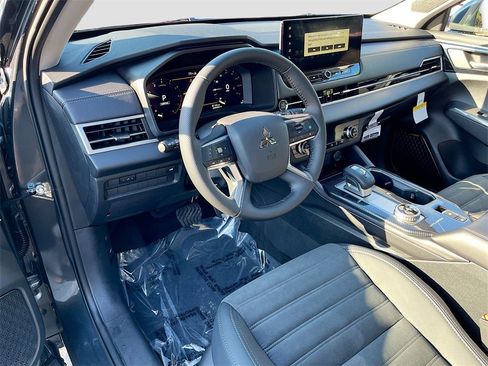New 2025 Mitsubishi Outlander SE image 9