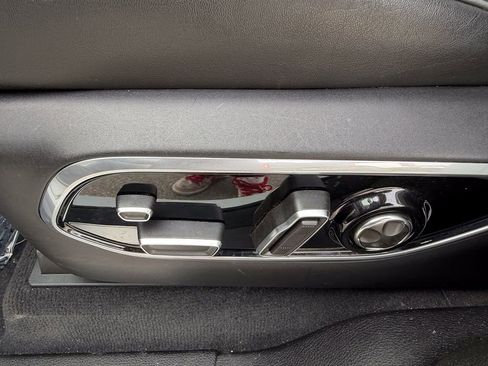 Used 2023 Jeep Grand Cherokee Overland w/ Luxury Tech Group IV image 13