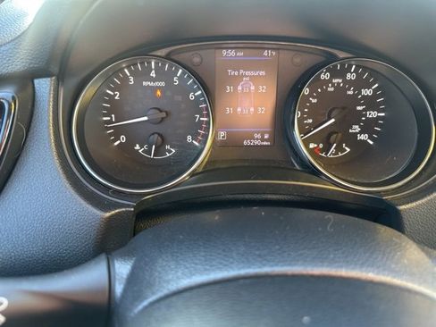 Used 2018 Nissan Rogue SV w/ Premium Package image 18