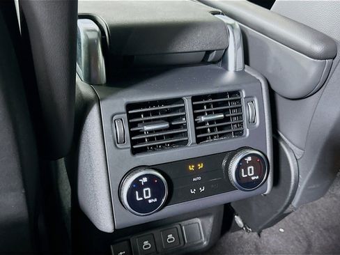 Used 2024 Land Rover Discovery Dynamic SE image 22