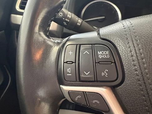Used 2018 Toyota Highlander XLE AWD/4WD image 14