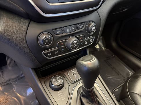 Used 2020 Jeep Cherokee Trailhawk w/ Comfort/Convenience Group AWD/4WD image 22