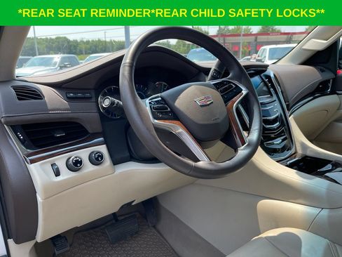 Used 2017 Cadillac Escalade ESV Luxury AWD/4WD image 17