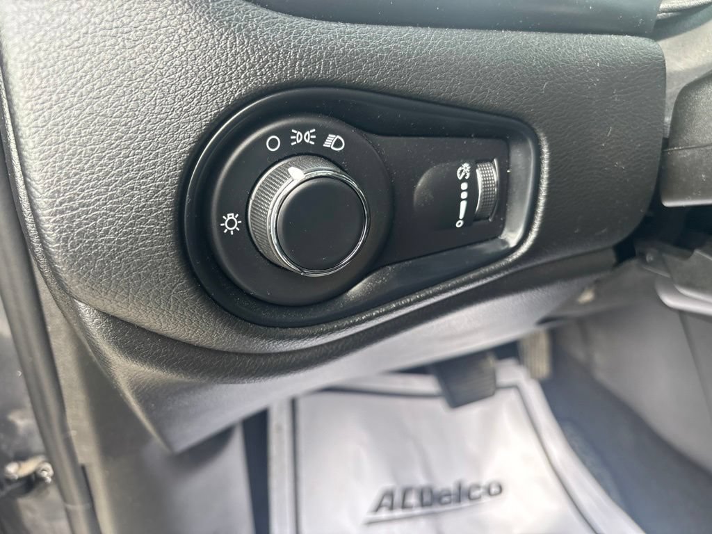 Used 2023 Jeep Renegade Latitude AWD/4WD image 19
