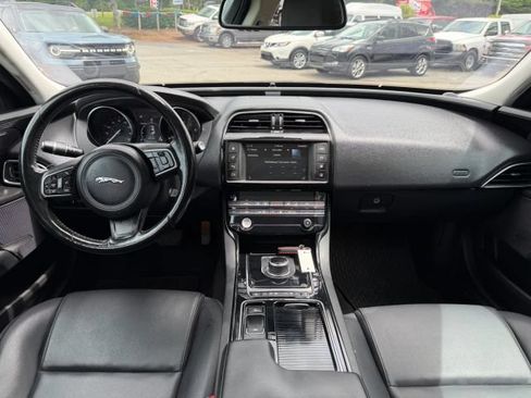 Used 2018 Jaguar XE Premium RWD image 11
