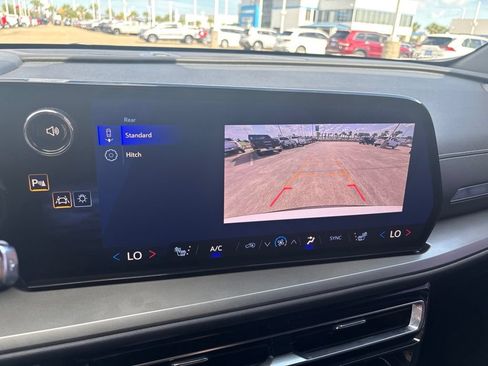 Used 2025 Chevrolet Traverse LT FWD image 26