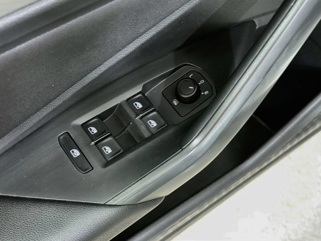 Used 2019 Volkswagen Jetta SE w/ Cold Weather Package FWD image 20