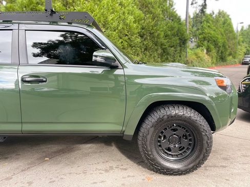 Used 2022 Toyota 4Runner TRD Off-Road Premium AWD/4WD image 2