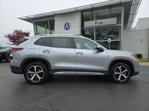 Used 2025 Volkswagen Tiguan SE AWD/4WD image 9