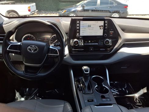 Used 2022 Toyota Highlander XLE FWD image 21