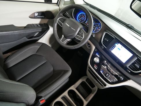 Used 2024 Chrysler Voyager LX FWD image 9