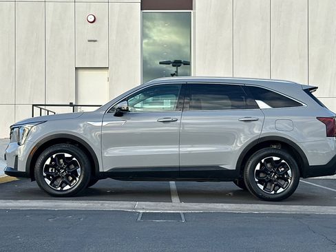 Used 2024 Kia Sorento S w/ Panoramic Sunroof Package image 6