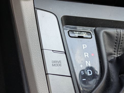 Used 2019 Hyundai Elantra SE w/ Winter Weather Package FWD image 27