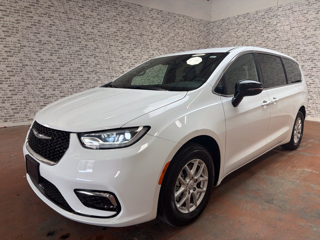 Used 2026 Chrysler Pacifica Select FWD image 3