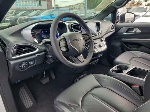 New 2023 Chrysler Pacifica Touring-L w/ S Appearance Package image 16